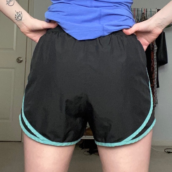 🐊 Black & Teal Nike Running Shorts - Picture 3 of 3